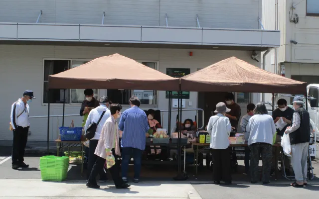 販売業務と地域交流を体験