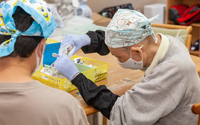 スタッフと共に作業に専念